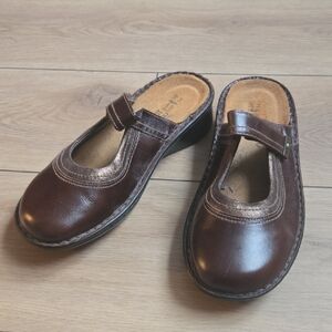 NWOT Naot Trio Womens Wide Fit Orthotic Friendly Clogs Mules Sz 8